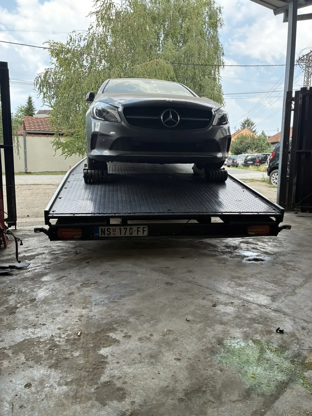 Utovar Mercedes vozila na šlep platformu